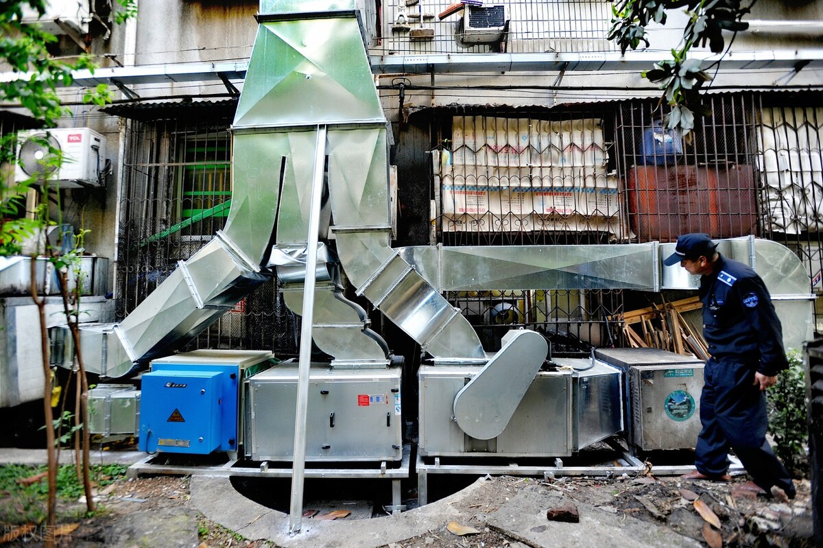 彭澤縣一小區(qū)餐館油煙擾居民 生態(tài)環(huán)境局責令餐館維修油煙凈化裝置